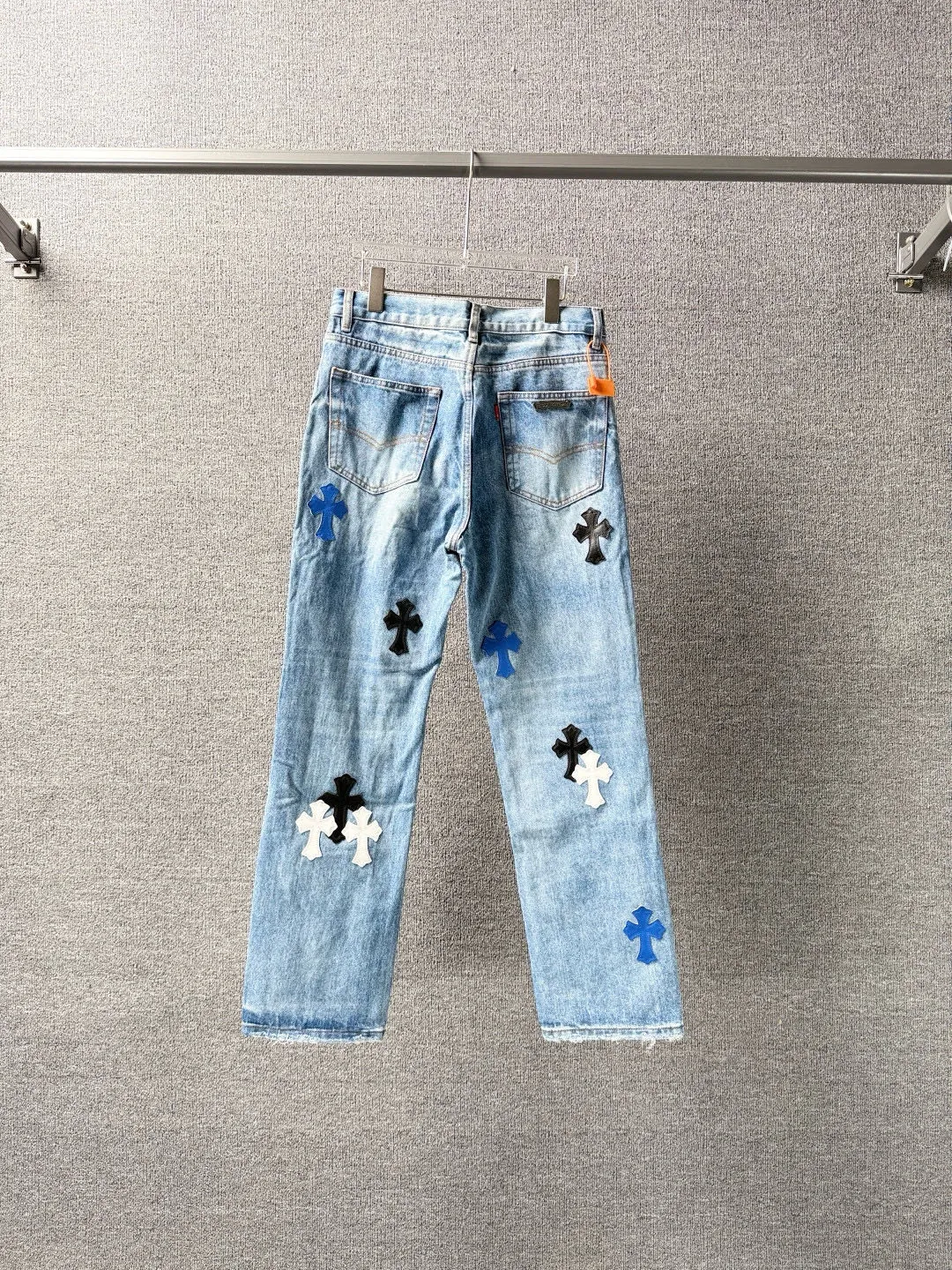 P270 💰 (Top version) Chrome Hearts blue pants black white blue multi-leather jeans Top version Chrome Hearts Chrome Hearts jeans with leather jeans It is known that chromehearts jeans use vintage Levis jeans as the base for creation, usually adding their own unique silver buckles and silver ornaments, plus leather embellishments. This is what doubles the value of these vintage jeans, because the base is Vintage jeans, jeans themselves have become very soft and comfortable after years of baptism, which can be distinguished from ordinary jeans. Regarding the size, you should also refer to the pants data. Color: blue Size: 28-30-32-34-36 (corresponding to S-M-L-XL-XXL)